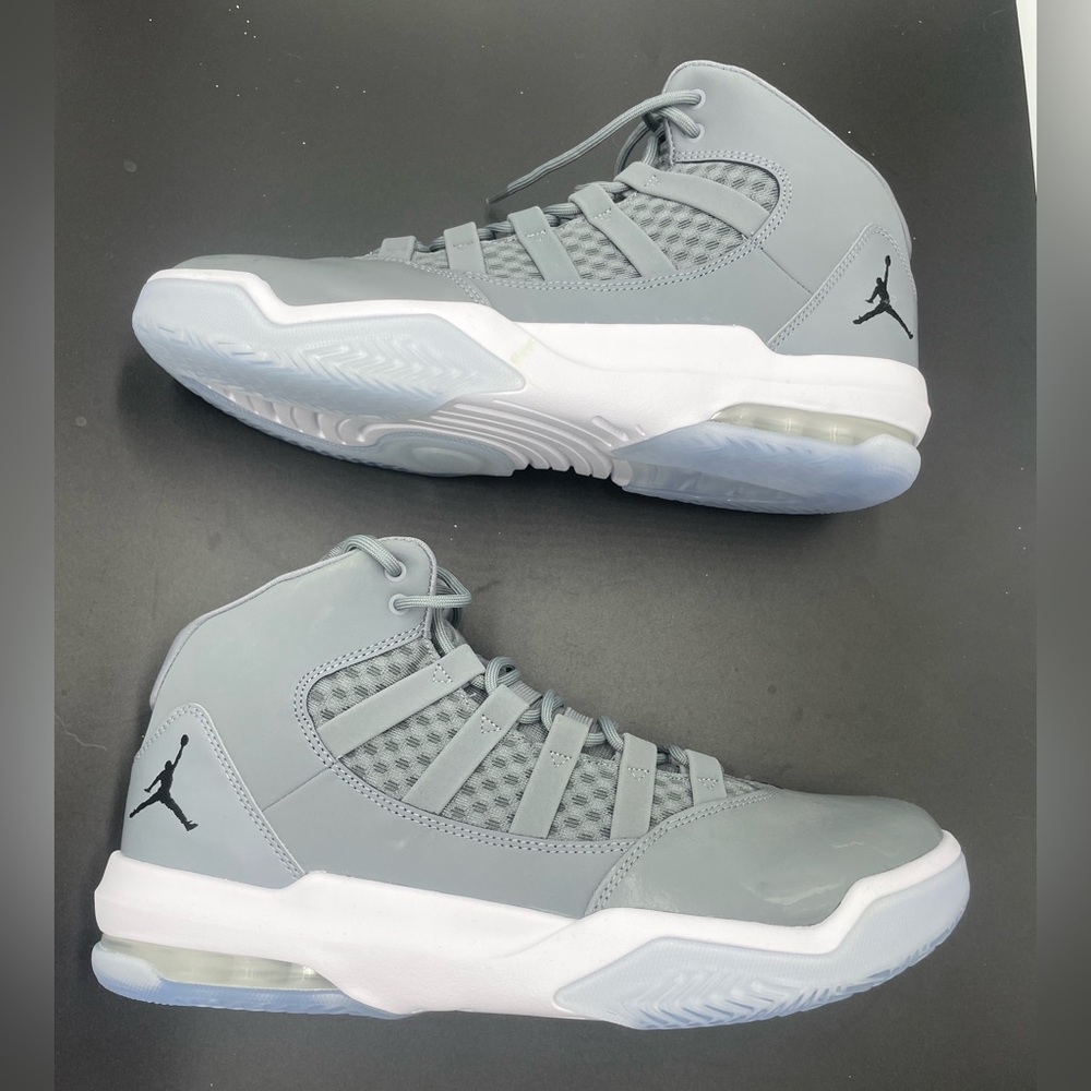 Size 11 Jordan Max Aura Cool Grey